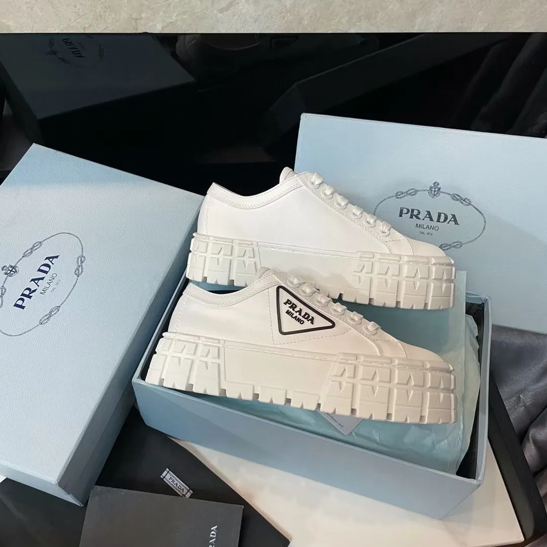 P420👟👟 2024 launches Prada’s latest catwalk shoes, the dad shoe series ͏ 💥PRADA early spring T-stage catwalk style👠Small fresh air with a little expensive feel, very perfect on the feet💃Elegant and elegant, crystal clear, regardless of the quality of accessories, they are all customized one-to-one, zero distance from the original version 1⃣Upper: imported nylon waterproof cloth + glue injection molding process 2⃣Inner lining: mixed sheepskin lining 3⃣Outsole: original one-to-one molded TPU outsole 4⃣🔺Original packaging Heel height 5cm 5⃣Number: 34-40🐎